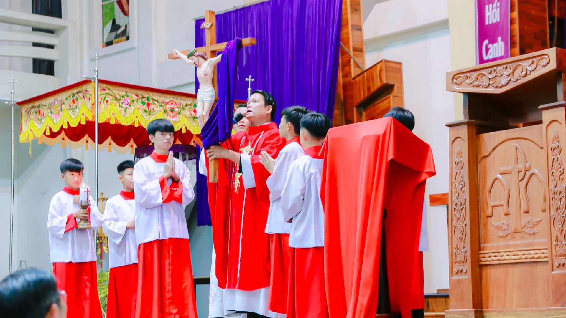 Giáo Xứ Tân Thành Cử Hành Nghi Thức Thứ Sáu Tuần Thánh – Tưởng Niệm Cuộc Thương Khó Của Chúa